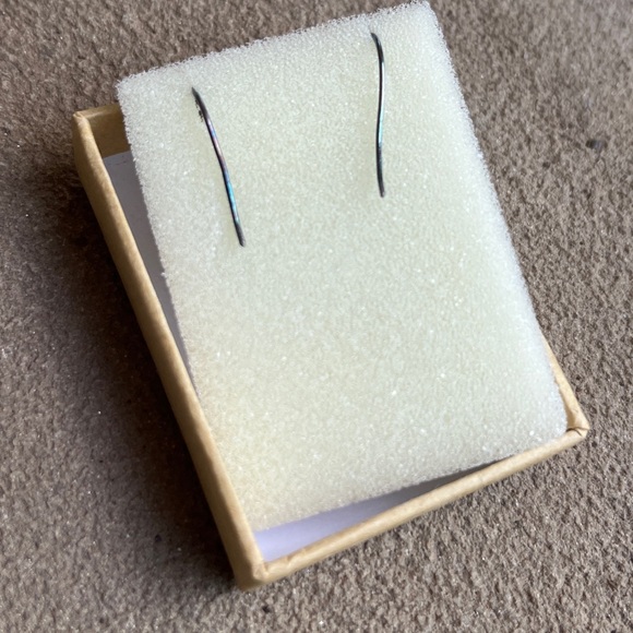 MARTHA JACKSON Metal Iridescent Floral Mini Hook Earrings New in Box Crafted - Picture 4 of 4